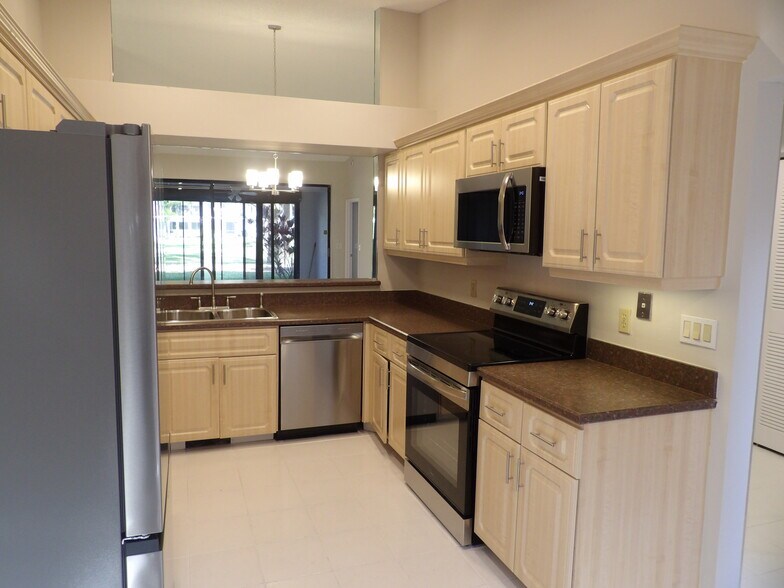 New Appliances Updated Kitchen - 5242 Fairway Woods Dr