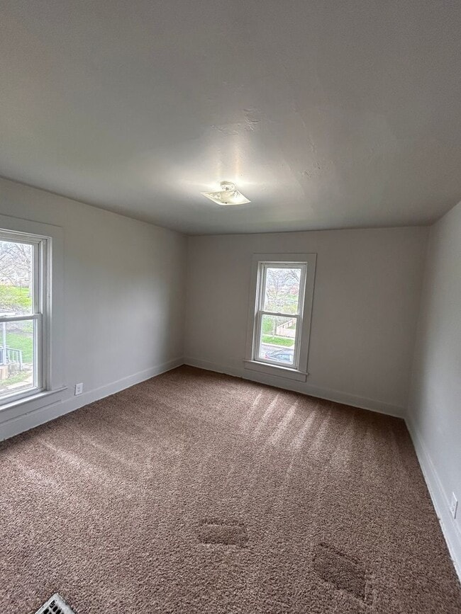 Building Photo - 1320 E Woodbine Pl