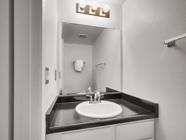 Building Photo - $2,395.00 2 bed, 2.5 bath townhome located...