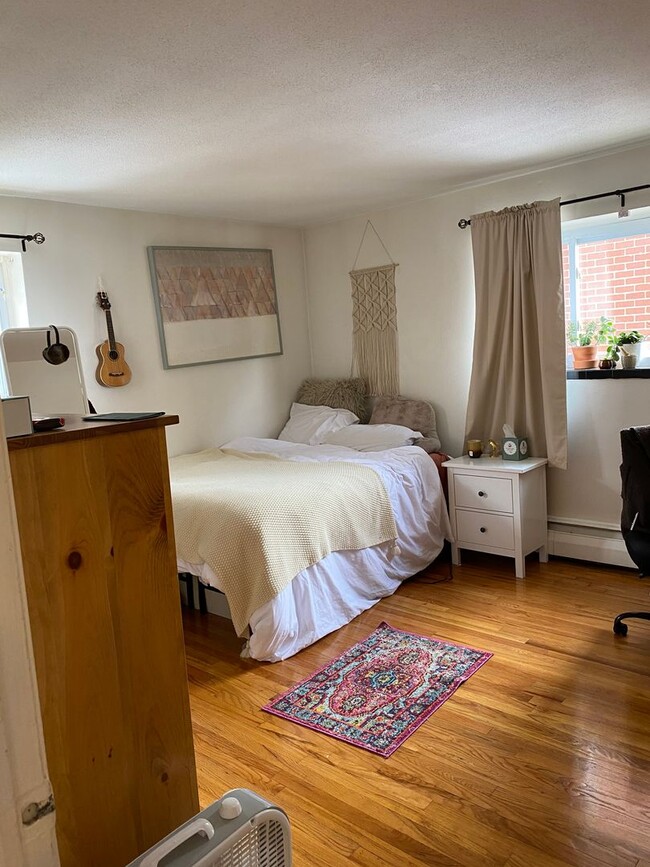 Building Photo - Amazing 2 bed in Allston 5 min away from Brookline... BROKER FEE PAID BY LANDLORD