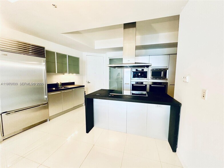 Building Photo - 18201 Collins Ave