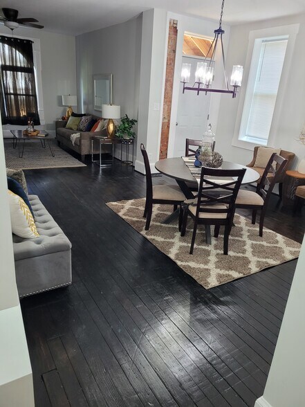 Building Photo - 927 Oakwood Ave