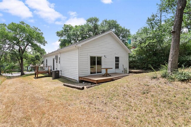 Building Photo - 1116 Lott Ave