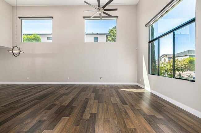 Building Photo - 3821 E Devonshire Ave