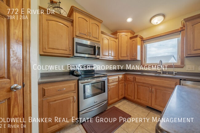 Building Photo - 772 E River Dr
