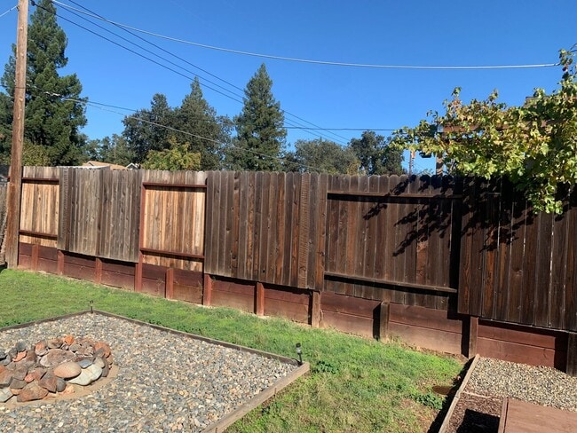 Building Photo - 3 bedroom 2 bath home with HUGE yard in Orangevale