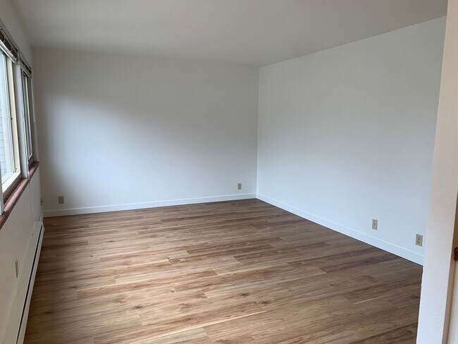 Building Photo - 1 bed / 1 bath at the Lydia in Ballard