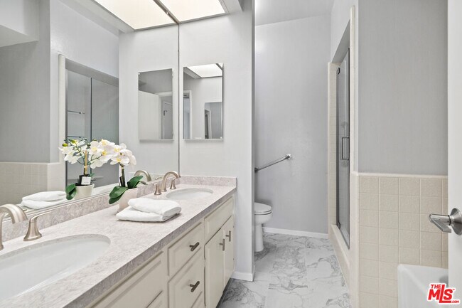 Building Photo - 1167 S Roxbury Dr