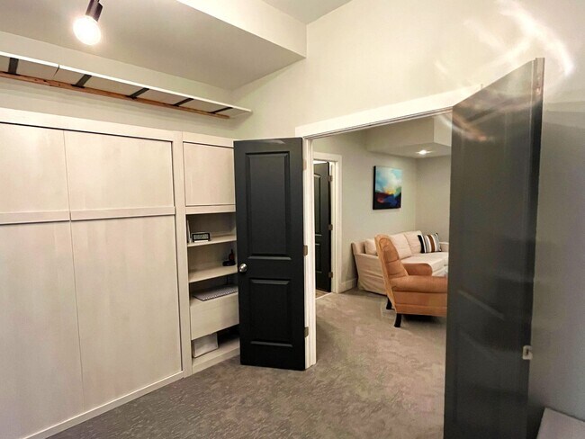 Building Photo - Central Park Summer Rental: Beautiful, Fully Furnished 5Bd/4.5Ba House