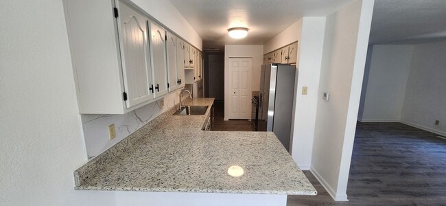 Building Photo - ALL PROSPECTIVE TENANTS MUST SUBMIT A $58 NON-REFUNDABLE APPLICATION FEE PER APPLICANT ONLINE AND...