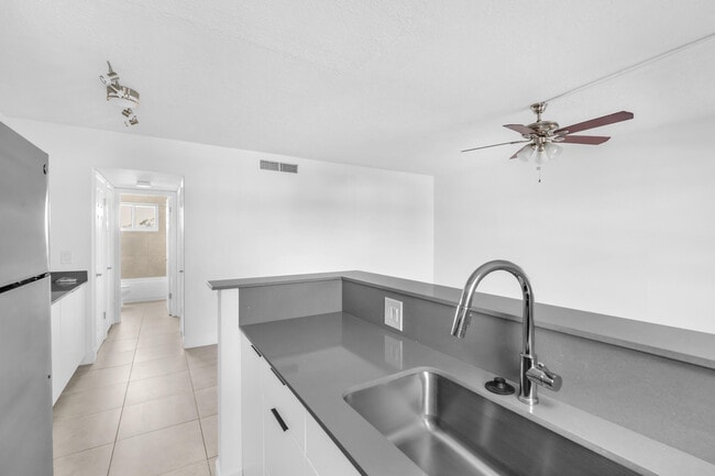 Building Photo - 450 W Camino Real