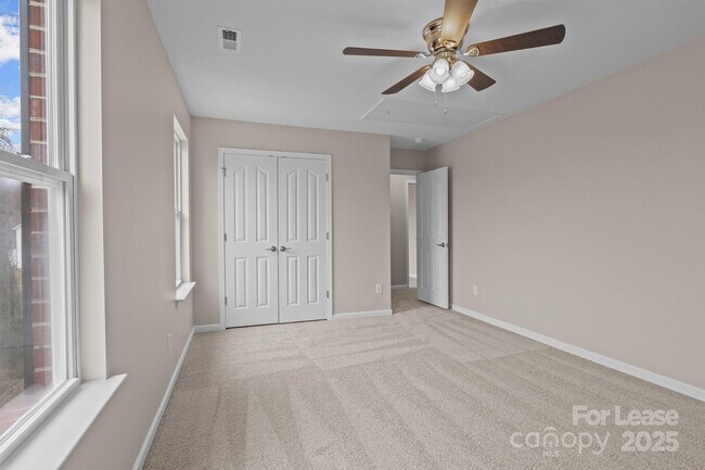 Building Photo - 302 Flanders Dr