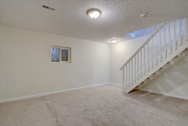 Building Photo - 2+ bedrooms 2.5 bathrooms