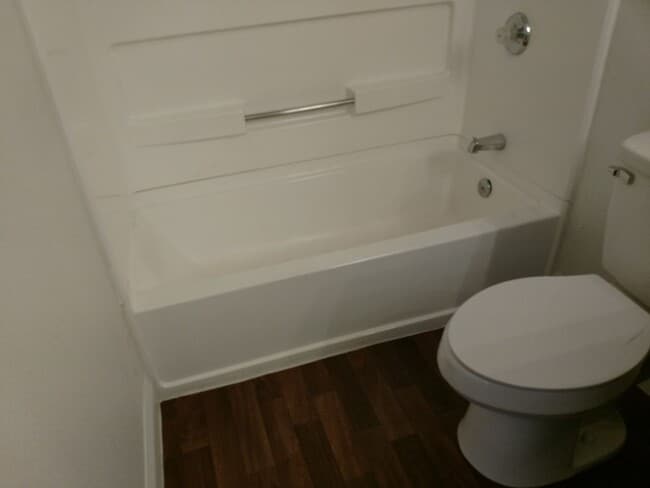 Building Photo - 3 Bedroom 2 bathroom Northwest condo