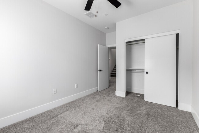 Building Photo - 164 E Lexington Ave