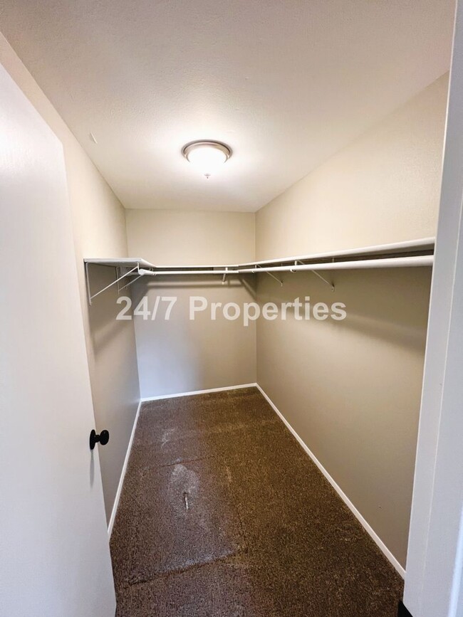 Building Photo - Fully Remodeled - 3BD I 2BA NE PDX HOME