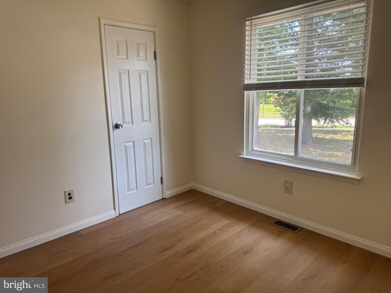 Building Photo - 220 Deerpark Ct