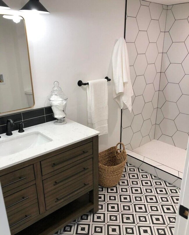 Building Photo - Option with 1 Month Free rent! 1 Bedroom with UTILITIES included!