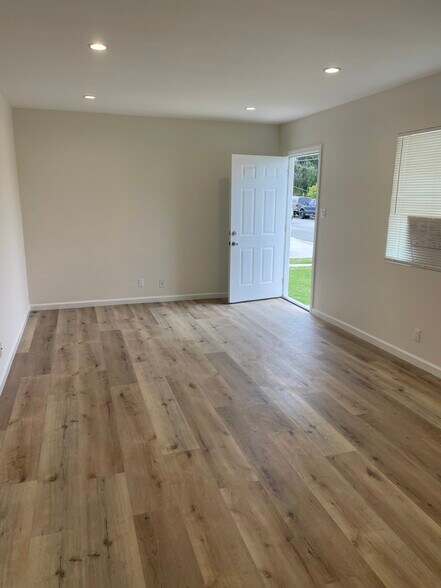 Building Photo - 526 Ponoma St