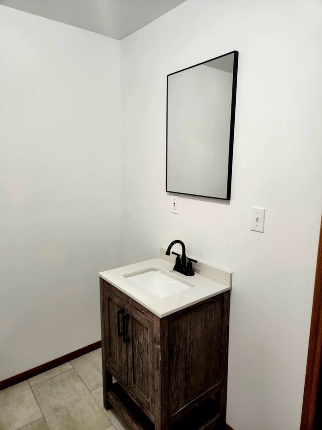 Building Photo - Duplex Apartment in Belpre