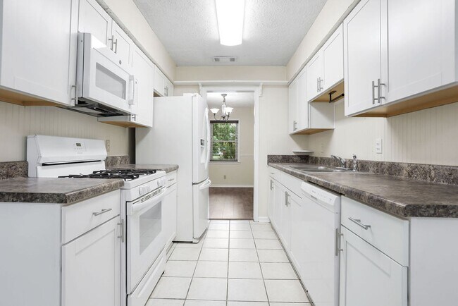 Building Photo - Adorable 3/2 on large corner lot