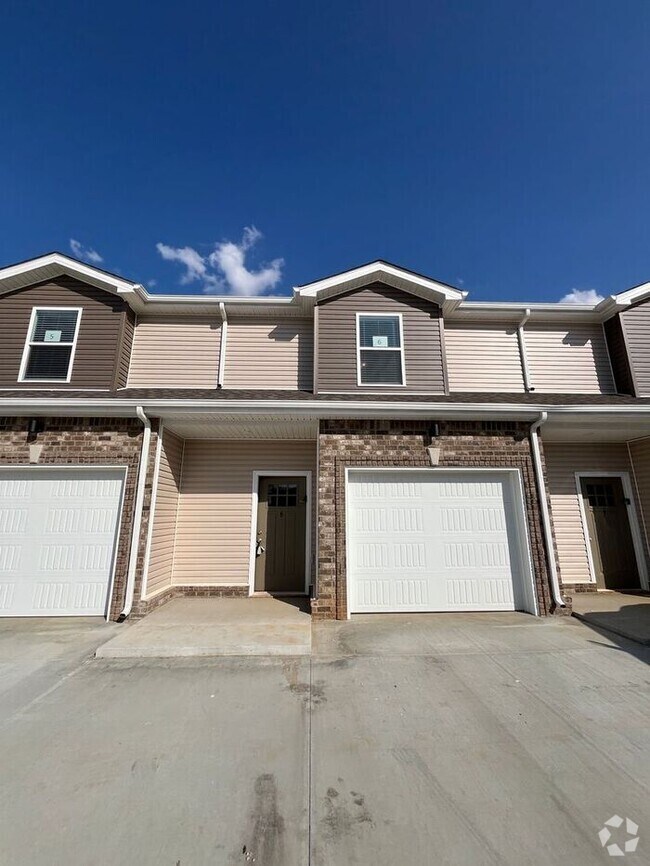 Building Photo - Charming 2-Bedroom Townhome with Modern Co...