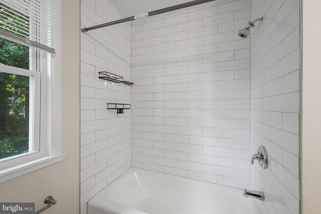 Building Photo - 908 Country Terrace