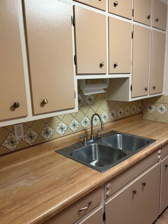 Building Photo - NEWLY REMODELED 1 BED 1 BATH