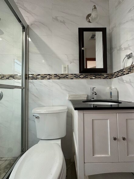 Building Photo - 33 E 51st St