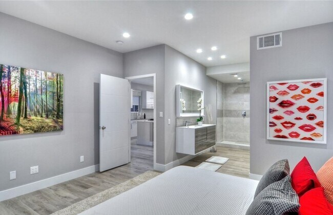 Building Photo - Private 3 Bed / 2 Bath Home with Incredible Outdoor Space