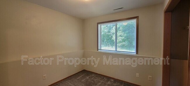 Building Photo - 160 Balcerzak Dr