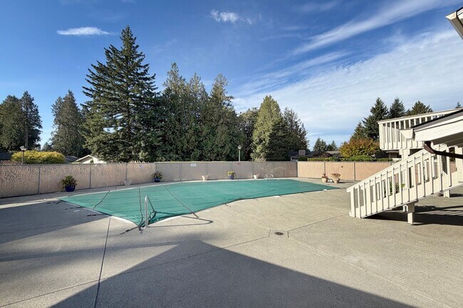 Building Photo - 2Bd/1.75Ba Kirkland Townhouse