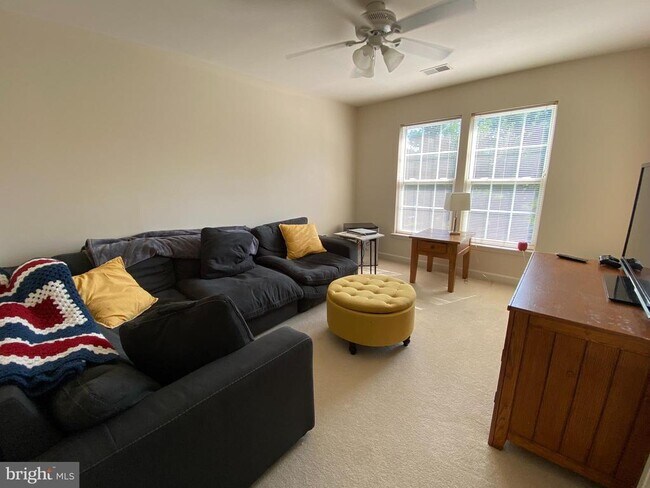 Building Photo - 6 Hollow Creek Cir