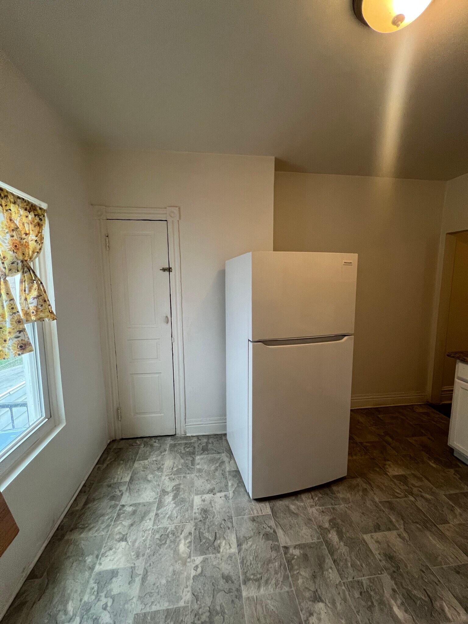 Building Photo - 117 1/2 N Penn St