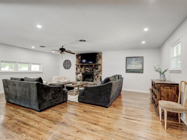 Building Photo - 3511 Corto Ave