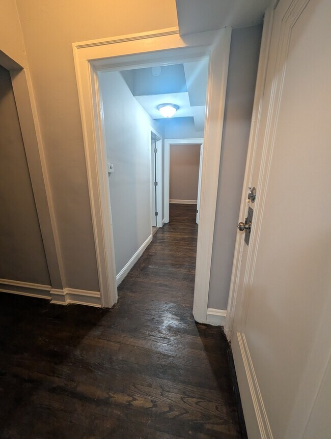 Building Photo - 1020 W 68th St