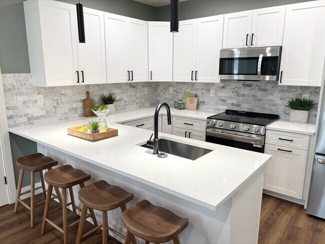 Building Photo - 1391 Main St