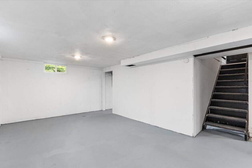 Building Photo - 1027 Curdes Ave