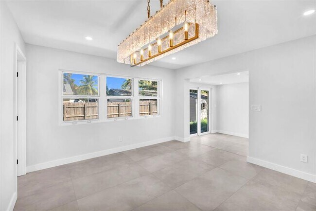 Building Photo - 4640 SW 25th Terrace