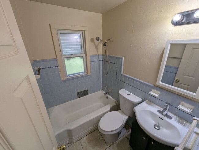 Building Photo - Cute & Cozy on Coburg Lands