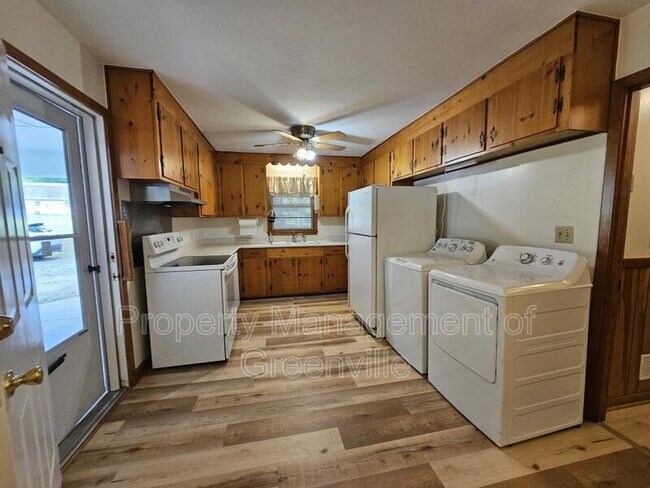 Building Photo - 400 Berea Dr