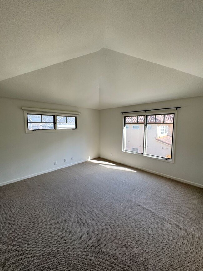 Building Photo - Beautifully Renovated 3BR/2.5BA Home in Co...