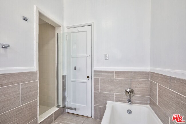 Building Photo - 203 S Doheny Dr