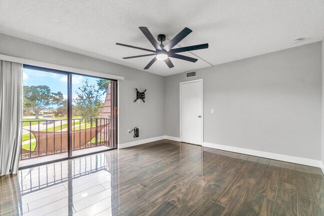 Building Photo - 1015 10th Ct