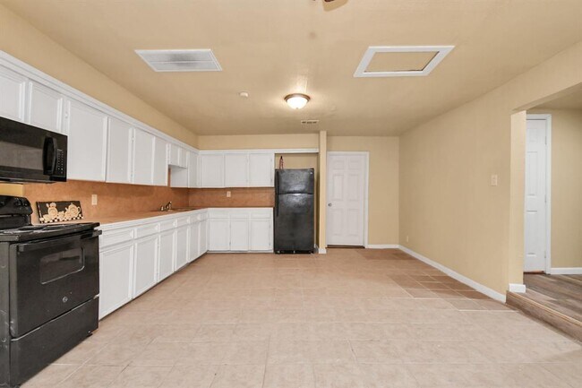 Building Photo - 5714 Doulton Dr