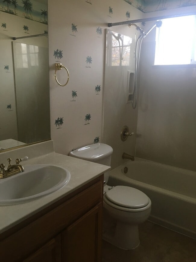 Building Photo - Split Level 4 Bedroom  2.5 Bath Town Home