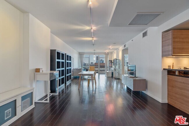 Building Photo - 3785 Wilshire Blvd