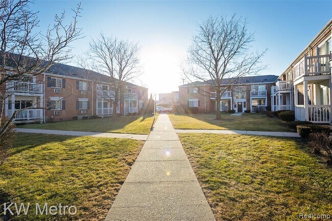 Building Photo - 2425 Torquay Ave