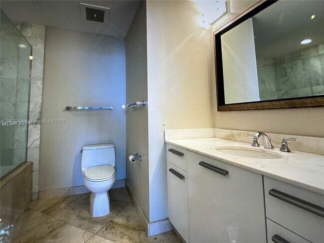 Building Photo - 1060 Brickell Ave