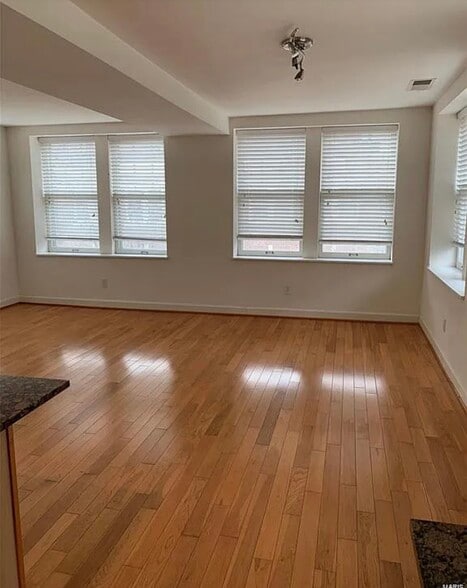 Lots of natural light - 5350 Pershing Ave